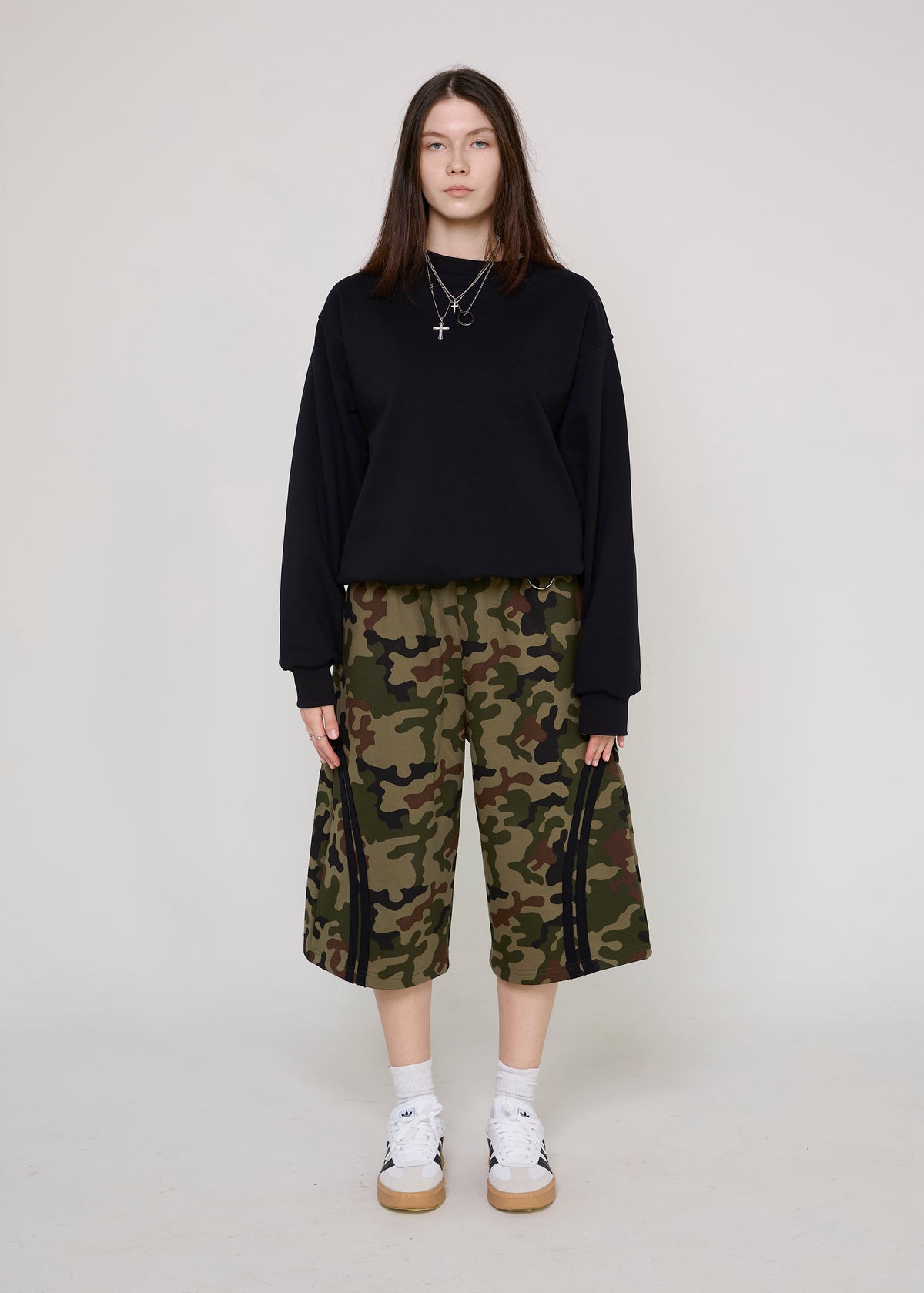 BASIC black crewneck